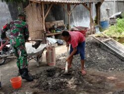 Babinsa Sumberjo Aktif Bantu Renovasi Rumah Warga Kurang Mampu Lewat Program RTLH