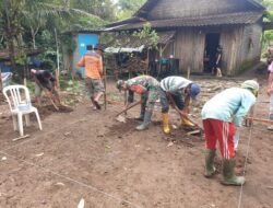 Kepedulian TNI, Babinsa Wlingi Bantu Pembangunan Pondasi Rumah Bapak Sugino