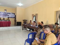 Bhabinkamtibmas Polsek Sabangau Hadiri Penutupan KKN Mahasiswa di Kelurahan Sabaru