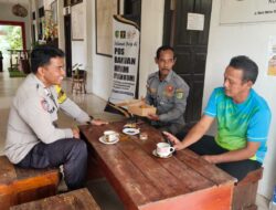 Di Kantor Kelurahan, Bhabinkamtibmas Polsek Sabangau Sharing Kamtibmas dengan Warga Kalampangan