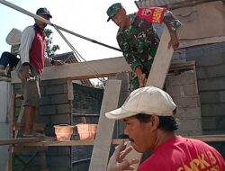 Wujud Nyata Kemanunggalan TNI Dengan Rakyat, Babinsa Pakunden Bantu Renovasi RTLH 