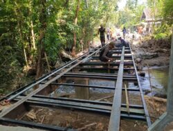 Gotong Royong TNI Dan Warga, Pengelasan Besi Pengaman Jembatan Perintis Garuda Terus Dikebut