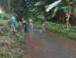 Bersihkan Sungai Demi Kelancaran Irigasi, Wujud Babinsa Doko Bersama Warga Bersatu Dengan Alam