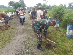 Bersihkan Bahu Jalan, Babinsa Pasirharjo Kerja Bakti Bersama Warga Demi Keindahan Lingkungan