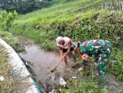 Dukung Sektor Pertanian, Babinsa Karang Tengah Bersama Warga Gotong Royong Bersihkan Irigasi