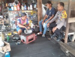Bhabinkamtibmas Panarung Sosialisasikan Larangan Knalpot Brong kepada Pengelola Bengkel 