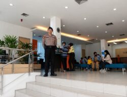 Anggota Satpamobvit Polresta Palangka Raya Pam di Bank Guna Cegah Gangguan Kamtibmas