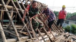 Bantu Perbaiki Atap Rumah Warga Lansia, Wujud Babinsa Bendogrit Peduli Terhadap Kesulitan Rakyat