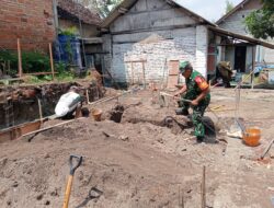 Wujud Kemanunggalan TNI Dan Rakyat, Babinsa Bence Bantu Gali Pondasi Rumah Warga