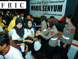 Polwan Polda Jabar Bagikan Konsumsi Kepada Buruh Pendemo di Monas pada May Day 2026