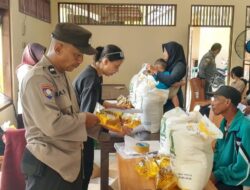Bhabinkamtibmas Menteng Lakukan Pendampingan Penyaluran Bantuan Pangan Bulog