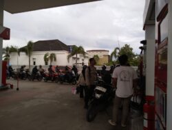 Pastikan Informasi BBM Tersampaikan, Bhabinkamtibmas Pahandut Seberang Sambangi SPBU