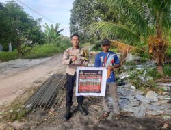Sambangi Petuk Katimpun, Bhabinkamtibmas Polsek Pahandut Ajak Masyarakat Cegah Karhutla 