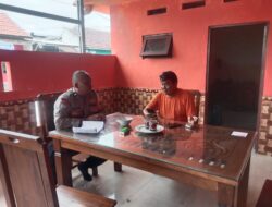 Di Bukit Tunggal, Bhabinkamtibmas Polsek Pahandut Sosialisasikan Karhutla ke Warga