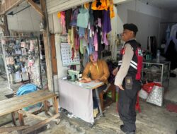 Di Bawah Rintik Hujan, Patroli Jalan Kaki Satsamapta Polresta Palangka Raya Sambangi Pasar Rajawali
