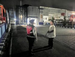 Patroli Malam, Satsamapta Polresta Palangka Raya Sambangi Pos Kamling dan Objek Vital