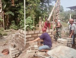 Kerja Bakti Bangun MCK Babinsa Gandean Bersama Warga, Tingkatkan Kesehatan Lingkungan