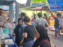 Jamin Keamanan, Polsek Bukit Batu Tinjau Transaksi Warga di Pasar Rakyat Tangkiling