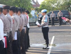 Sebelum Apel Dimulai, Seksi Propam Polresta Palangka Raya Periksa Absensi Personel