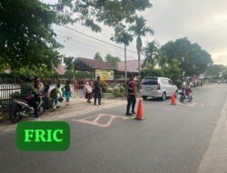Berlokasi di Zebra Cross, Satsamapta Polresta Palangka Raya Bantu Seberangkan Pelajar