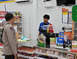 Patroli Rutin Personel Polsek Bukit Batu Sambangi Swalayan untuk Cegah Premanisme