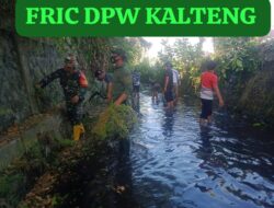 Antisipasi Banjir, Babinsa Sertu Didik Bersama Warga Kepanjenkidul Bersihkan Saluran Sungai