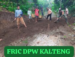 Babinsa Banjarsari Bersama Warga Gotong Royong Lebarkan Jalan Desa, Komitmen Bersinergi Dengan Masyarakat