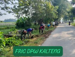 Wujud Kemanunggalan TNI, Babinsa Ngoran Pelopori Gotong Royong Bersihkan Jalan Desa