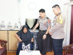 Maknai Hari Bhayangkara ke-80, Rumkit Bhayangkara Salurkan Bantuan Kursi Roda untuk Penyandang Disabilitas