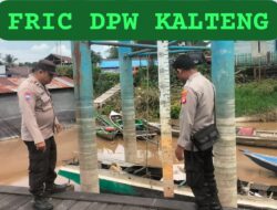 Piket Polsek Bukit Batu Ingatkan Warga Waspadai Potensi Banjir Saat Pantau Debit Air Sungai Rungan