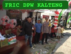 Dukung Kemeriahan Hari Proklamasi, Bhabinkamtibmas Polsek Pahandut Amankan Lomba Panjat Pinang