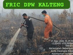 Komitmen Jaga Lingkungan, Satgas Karhutla Polresta Palangka Raya Berjibaku Padamkan Kebakaran Lahan di Kawasan Tabat Kalsa